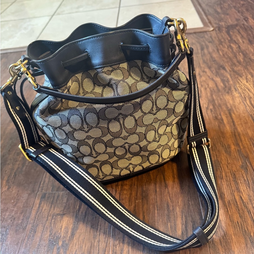 Coach Field Bucket Bag Drawstring - Picture 2 of 5